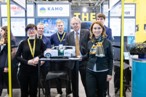 Petra Olschowski, Ministerin für Wissenschaft, Forschung und Kunst Baden-Württemberg, besucht das KIT auf der Hannover Messe. Gruppenbild am KAMO Stand. 4.v.l.: Prof. Jan S. Hesthaven Hier am "The Länd" Stand in Halle 13. Der THE LÄND-Gemeinschaftsstand präsentiert Unternehmen, Forschungseinrichtungen, Cluster und Projektverbünde aus Baden-Württemberg. Das gemeinsame Angebot von Baden-Württemberg International, der Wirtschaftsförderung Region Stuttgart und der Landesagentur e-mobil BW schafft vielfältige Synergien durch ein exzellentes Netzwerk. KAMO Karlsruhe Mobility - High Performance Center Ausgewählte Highlights aus der Technologieentwicklung zeigt das KIT vom 31. März bis 4. April im Future Hub und bei den Energy Solutions: Energie und Engagement für die Zukunft Die intelligente Vernetzung und Steuerung von Geräten, direktes Recycling von Batterieelektroden sowie nachhaltiges Kühlen und Heizen  auf der Hannover Messe 2025 vom 31. März bis zum 4. April zeigt das Karlsruher Institut für Technologie (KIT) im Future Hub (Halle 2, Stand B35), auf den Energy Solutions (Halle 13, Stand C76) sowie an weiteren Themenständen Lösungen für vielfältige Herausforderungen. Zu erleben sind außerdem vielversprechende Start-ups sowie Beispiele für studentisches Engagement. © copyright by Karlsruher Institut für Technologie Campus Services - Medienproduktion Abdruck honorarfrei im redaktionellen Bereich Belegexemplar erbeten *** Local Caption *** Petra Olschowski, Ministerin für Wissenschaft, Forschung und Kunst Baden-Württemberg, besucht das KIT auf der Hannover Messe. Gruppenbild am KAMO Stand. 4.v.l.: Prof. Jan S. Hesthaven Hier am "The Länd" Stand in Halle 13. Der THE LÄND-Gemeinschaftsstand präsentiert Unternehmen, Forschungseinrichtungen, Cluster und Projektverbünde aus Baden-Württemberg. Das gemeinsame Angebot von Baden-Württemberg International, der Wirtschaftsförderung Region Stuttgart und der Landesagentur e-mobil BW schafft vielfältige Synergien durch ein exzellentes Netzwerk. KAMO Karlsruhe Mobility - High Performance Center Ausgewählte Highlights aus der Technologieentwicklung zeigt das KIT vom 31. März bis 4. April im Future Hub und bei den Energy Solutions: Energie und Engagement für die Zukunft Die intelligente Vernetzung und Steuerung von Geräten, direktes Recycling von Batterieelektroden sowie nachhaltiges Kühlen und Heizen  auf der Hannover Messe 2025 vom 31. März bis zum 4. April zeigt das Karlsruher Institut für Technologie (KIT) im Future Hub (Halle 2, Stand B35), auf den Energy Solutions (Halle 13, Stand C76) sowie an weiteren Themenständen Lösungen für vielfältige Herausforderungen. Zu erleben sind außerdem vielversprechende Start-ups sowie Beispiele für studentisches Engagement. © copyright by Karlsruher Institut für Technologie Campus Services - Medienproduktion Abdruck honorarfrei im redaktionellen Bereich Belegexemplar erbeten
